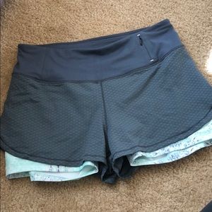 Calia by Carrie Underwood medium running shorts